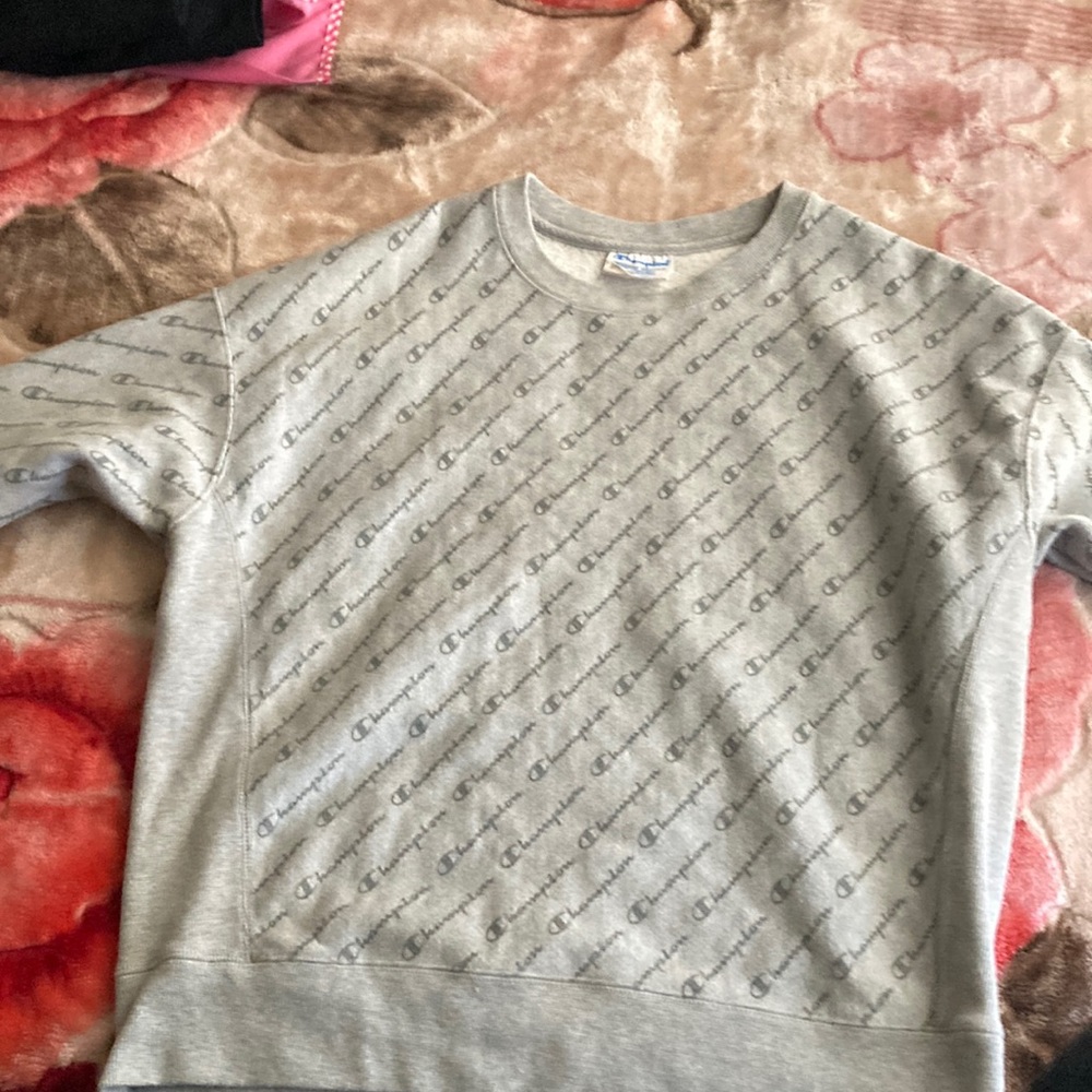 I’m selling a champion sweater